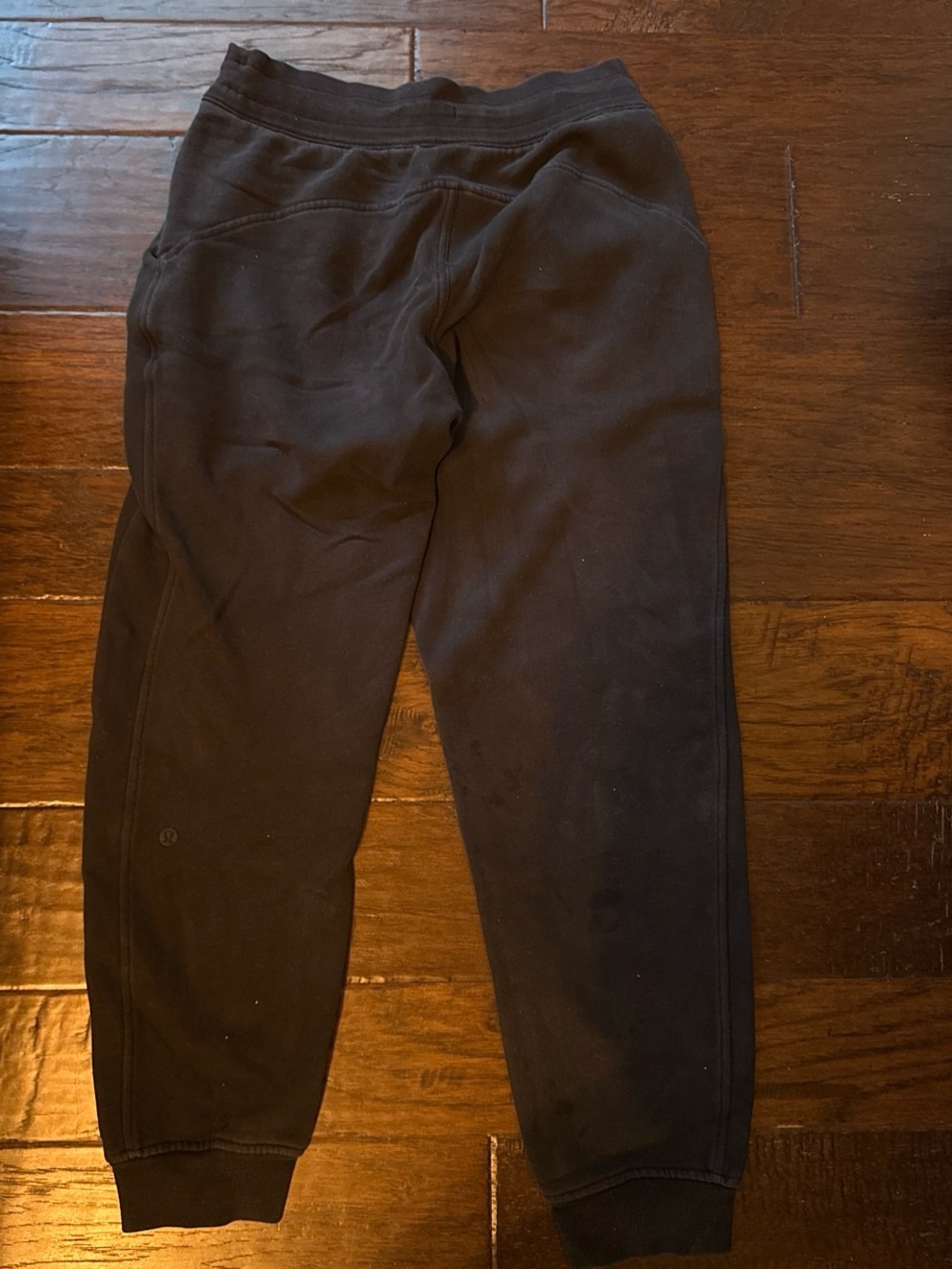 Black Luluemon scuba joggers
Slight discoloration - Picture 2 of 4
